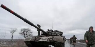 Milisi pro-Rusia dengan tank mereka di Luhansk.(REUTERS via BBC INDONESIA)