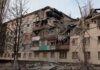 Sebuah bangunan tempat tinggal yang rusak akibat serangan militer di Lysychansk, Luhansk, pada akhir Maret. (Foto: LState Emergency Service Of Ukraine/Reuters via Guardian)