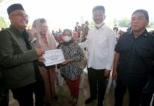 Wali Kota Batam Muhammad Rudi bersama rombongan Komisi VIII DPR RI menyalurkan bantuan sosial PKH BPNT/Sembako dan BLT Minyak Goreng di Dataran Engkuputri Batam, Selasa (19/4).
