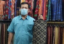 Risman menunjukkan koleksi kain di tokonya, jalan Nusantara, Tanjung Balai Karimun belum lama ini.