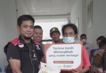 Dewan Perwakilan Asosiasi Media Sosial dan Siber Indonesia Provinsi Kepulauan Riau (AMSINDO KEPRI) berbagi 100 paket sembako. Sembako dibagikan kepada fakir miskin dan kaum dhuafa di Tanjung Uma, Kota Batam, Minggu (24/4/2022).