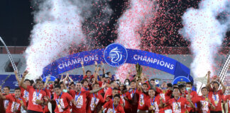 Pemain Bali United merayakan kegembiraan saat penganugerahan juara Liga 1 di Stadion Kapten I Wayan Dipta, Gianyar, Bali, Kamis (31/3/2022). Bali United berhasil menjadi juara Liga 1 2021/2022. (ANTARA FOTO/Fikri Yusuf via RRI).  