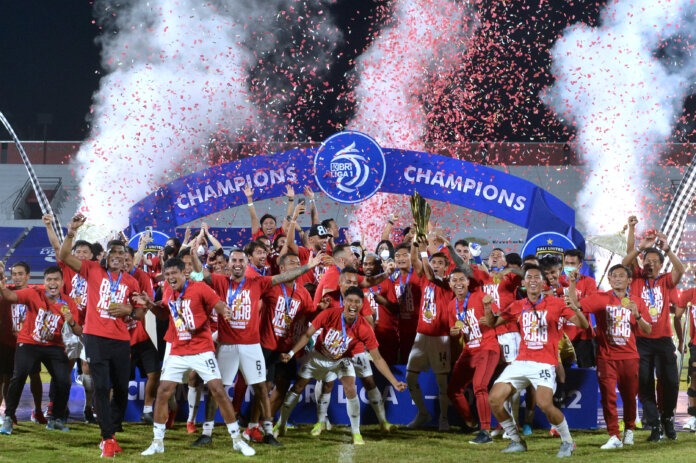 Pemain Bali United merayakan kegembiraan saat penganugerahan juara Liga 1 di Stadion Kapten I Wayan Dipta, Gianyar, Bali, Kamis (31/3/2022). Bali United berhasil menjadi juara Liga 1 2021/2022. (ANTARA FOTO/Fikri Yusuf via RRI).  