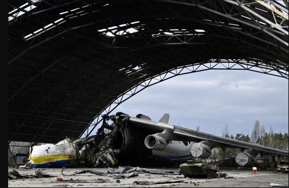 Pesawat yang hancur itu pernah menjadi sumber kebanggaan nasional [Genya Savilov/AFP via Al Jazeera]