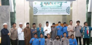 Wali Kota Batam, Muhammad Rudi melanjutkan kegiatan safari Ramadan di Masjid Baitul Amal, Perumahan Marchelia, Batam Center. Rudi didampingi oleh sejumlah Kepala OPD Pemko Batam.