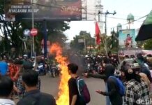 Seorang koordinator aksi demo 11 April di Bone, Sulsel, terbakar saat aksi bakar ban. (detikSulsel/Agung Pramono)