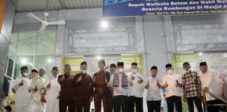 Wakil Wali Kota Batam Amsakar Achmad bersafari Ramadhan di Masjid Darussalam, Tanjungriau, Jumat (9/4) malam