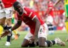 Paul Pogba kesal kepalanya ditendang Harry Maguire di laga MU vs Norwich City, Sabtu (16/4/2022). (REUTERS/Craig Brough)