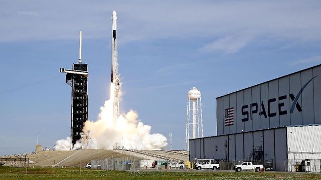 Roket Falcon 9 buatan SpaceX. (AP/John Raoux)