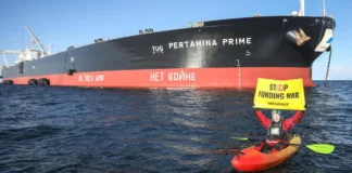 Kapal Pertamina dicegat aktivis lima negara akibat beli minyak Rusia. Dok: Kristian Buus/Greenpeace
