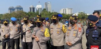 Kapolda Metro Jaya Irjen Fadil Imran bersama jajaran usai apel pasukan pengamanan aksi demo 11 April 2022. (CNN Indonesia/ Patricia Diah)