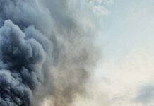 Gubernur Kepri Ansar Ahmad menyaksikan secara langsung petugas pemadam kebakaran bersama warga berupaya memadamkan api y
