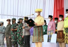 Gubernur Kepri H. Ansar Ahmad bertindak sebagai Inspektur Upacara (Irup) pada peringatan Hari Pendidikan Nasional (Hardiknas) Tingkat Provinsi Kepri Tahun 2022, di Lapangan SP Plaza Batu Aji Kota Batam, Jum’at (13/5/2022).
