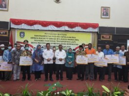 Gubernur Kepulauan Riau H Ansar Ahmad menyerahkan bantuan insentif untuk seluruh RT/RW, bantuan operasional posyandu,  bantuan transportasi laut siswa