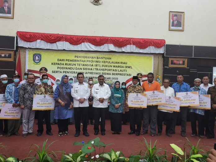 Gubernur Kepulauan Riau H Ansar Ahmad menyerahkan bantuan insentif untuk seluruh RT/RW, bantuan operasional posyandu,  bantuan transportasi laut siswa
