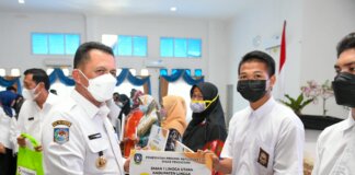 Gubernur Kepulauan Riau H Ansar Ahmad menyerahkan bantuan kepada RT/RW, Operasional Posyandu dan bantuan Transportasi Laut siswa serta penyerahan apresiasi kepada Pelajar berprestasi di Kabupaten Lingga
