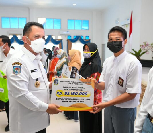 Gubernur Kepulauan Riau H Ansar Ahmad menyerahkan bantuan kepada RT/RW, Operasional Posyandu dan bantuan Transportasi Laut siswa serta penyerahan apresiasi kepada Pelajar berprestasi di Kabupaten Lingga