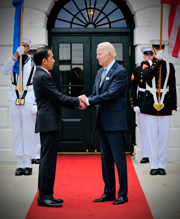 Presiden Amerika Serikat Joe Biden menyambut kedatangan Presiden RI Joko Widodo di Gedung Putih untuk hadiri jamuan makan malam, Kamis (12/5/2022) malam. (Foto : Biro Pers Sekretariat Presiden)