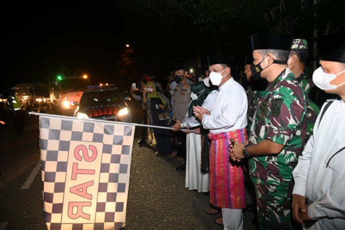 Gubernur Kepulauan Riau H Ansar Ahmad melepas Pawai Takbir Keliling Idul Fitri 1443 H / 2022 M Kota Tanjungpinang di Terminal Sei Carang, Bintan Center, Minggu, (1/5) malam