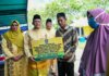 Gubernur Kepulauan Riau H. Ansar Ahmad menyerahkan bantuan dana hibah rumah ibadah untuk kecamatan Tambelan, Sabtu, (07/05).