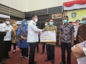 Gubernur Kepulauan Riau H Ansar Ahmad menyerahkan bantuan 