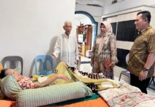 Gubernur Kepulauan Riau H Ansar Ahmad berkunjung kesejumlah rumah orangtua atau tokoh senior masyarakat Kepri