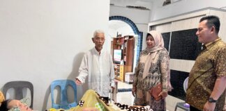 Gubernur Kepulauan Riau H Ansar Ahmad berkunjung kesejumlah rumah orangtua atau tokoh senior masyarakat Kepri