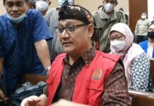 Edy Mulyadi menjalani sidang dakwaan kasus 'jin buang anak'. (Zunita/detikcom)