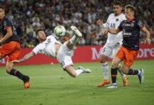 Messi menendang bola ke gawang Montpellier