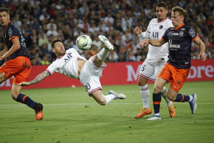 Messi menendang bola ke gawang Montpellier