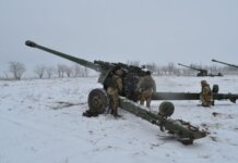 Ilustrasi -- Tentara Ukraina mengoperasikan howitzer dalam latihan di Kherson pada Januari lalu (dok. Press Service of the Joint Forces Operation/Handout via REUTERS)