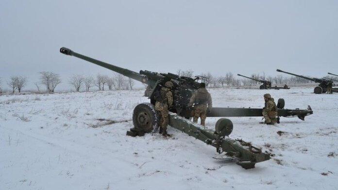 Ilustrasi -- Tentara Ukraina mengoperasikan howitzer dalam latihan di Kherson pada Januari lalu (dok. Press Service of the Joint Forces Operation/Handout via REUTERS)