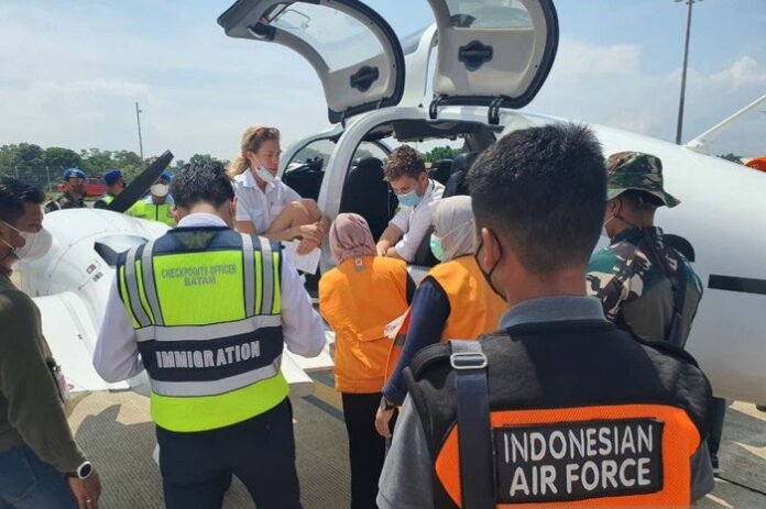 TNI AU memerintahkan sebuah pesawat sipil asing VOR06 dari Malaysia mendarat karena masuk wilayah Indonesia tanpa izin. (Foto: dok. Dispenau)