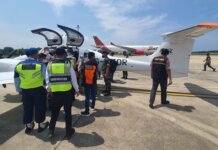 TNI AU memaksa pesawat asing yang diterbangkan warga negara Inggris turun di Batam karena masuk RI tanpa izin dan kelengkapan dokumen terbang. (Dok. Istimewa).