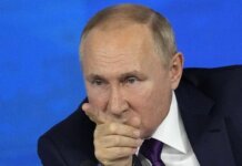 Pemerintahan Presiden Rusia Vladimir Putin diperkirakan menggempur Ukraina habis-habisan pada 9 Mei 2022. (AP/Alexander Zemlianichenko).