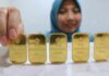 Seorang pegawai menunjukan emas batangan di Jakarta, Senin (10/10). Harga jual emas PT Aneka Tambang (Persero) Tbk (Antam) pada perdagangan awal pekan ini terpantau stagnan. (Liputan6.com/Angga Yuniar)