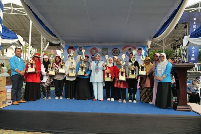 Bunda Paud Kota Batam yang juga Wakil Gubernur Kepri, Marlin Agustina Rudi mengapresiasi kegiatan Festival Kebhinekaan Nusantara dan Kostum Tematik Kreasi Guru.