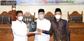 Wali Kota Batam, Muhammad Rudi menyampaikan Ranperda Pertanggungjawaban Pelaksanaan APBD Kota Batam Tahun Anggaran 2021 yang telah diaudit oleh Badan Pemeriksa Keuangan (BPK-RI) Perwakilan Provinsi Kepulauan Riau.
