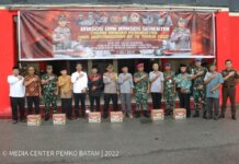 Wali Kota Batam, Muhammad Rudi, menghadiri Baksos Religi dan Pembagian Bansos Sembako Dalam Rangka Hari Bhayangkara ke-76 di Loby Utama Polresta Barelang, Senin (20/6/2022).
