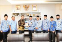 Sekretaris Daerah (Sekda) Kota Batam Jefridin Hamid menerima kunjungan Wakil Bupati Sumedang Erwan Setiawan, Jumat (17/6)