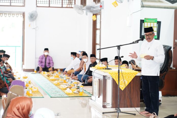 Sekretaris Daerah (Sekda) Kota Batam, Jefridin Hamid saat menghadiri kegiatan tausyiah dan Pertemuan Silaturahmi DPD Jami Iyyatul Islamiyah