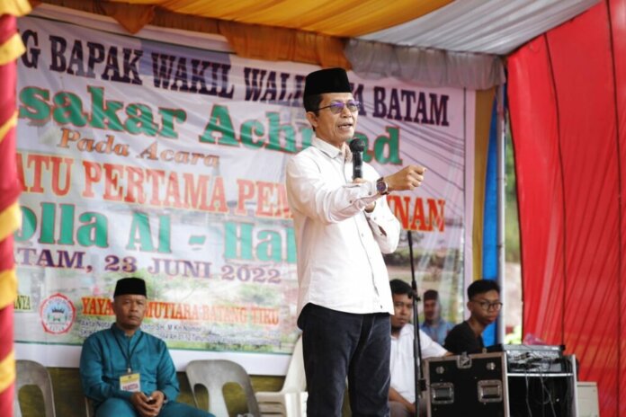 Wakil Wali Kota Batam, Amsakar Achmad saat peletakan batu pertama pembangunan Musala Al Hakim Tanjungbuntung