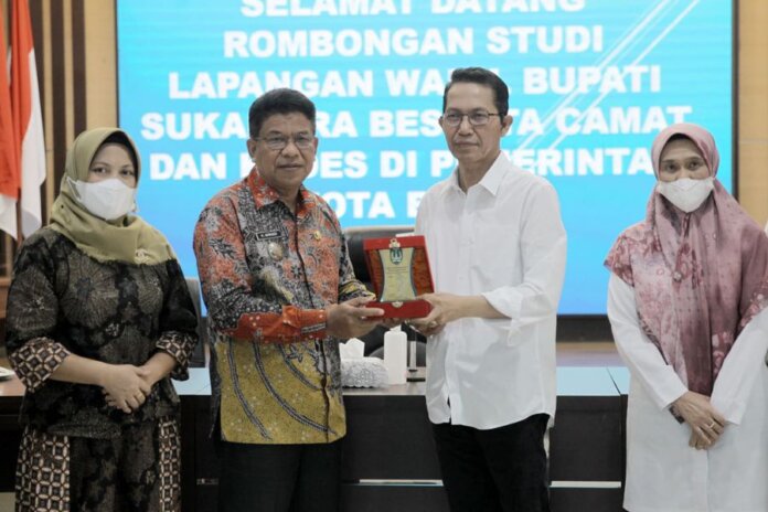 Wakil Wali Kota Batam Amsakar Achmad menerima langsung kedatangan rombongan yang dipimpin Wakil Bupati Sukamara Ahmadi tersebut di Aula Engku Hamidah Kantor Walikota Batam.