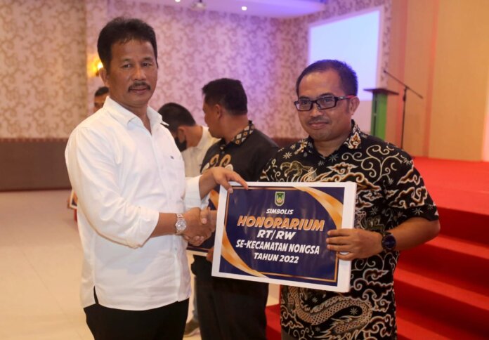 Wali Kota Batam Muhammad Rudi bersilaturahmi dengan RT/RW dan Tokoh Masyarakat Nongsa, di Hokkie Hotel Batam, Rabu (22/6) malam.
