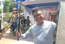 Kepala Dinas Kebudayaan dan Pariwisata (Disbudpar) Kota Batam Ardiwinata mencoba atraksi Peresean pada kegiatan Begawe Beleq yang digelar Warga Batam asal Lombok NTB di Mangsang Seibeduk, Minggu (26/6).