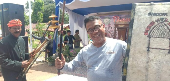 Kepala Dinas Kebudayaan dan Pariwisata (Disbudpar) Kota Batam Ardiwinata mencoba atraksi Peresean pada kegiatan Begawe Beleq yang digelar Warga Batam asal Lombok NTB di Mangsang Seibeduk, Minggu (26/6).