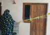 Garis polisi dipasang di depan kamar kos di Kota Makassar. Tempat penemuan 7 janin bayi, Rabu 8 Juni 2022 [SuaraSulsel.id/Lorensia Clara Tambing]