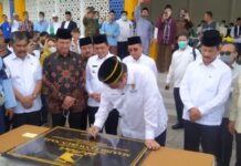 Menteri Koordinator bidang Perekonomian, Airlangga Hartarto, meresmikan Masjid Tanwirun Naja atau Masjid Tanjak di Kawasan Bandara Internasional Hang Nadim Batam, Jumat (24/6/2022).