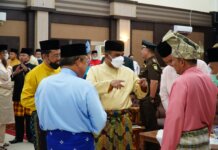 Bupati Karimun Aunur Rafiq berbincang dengan FKPD usai mengikuti upacara Peringatan Hari Lahir Pancasila, Rabu (1/6/2022).