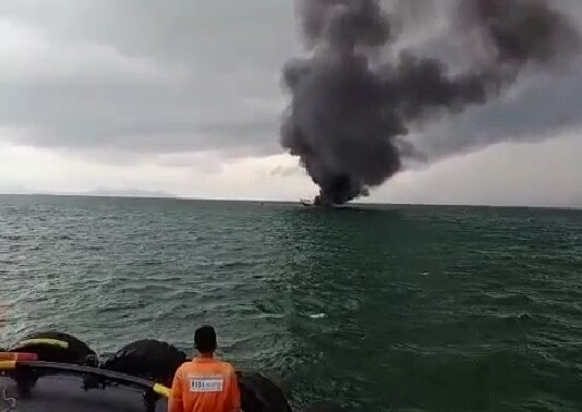 Kapal kargo KLM Bintang Surya terbakar di sekitar perairan pulau Nipah, Karimun, Minggu (12/6/2022). Foto Suryakepri.com/IST